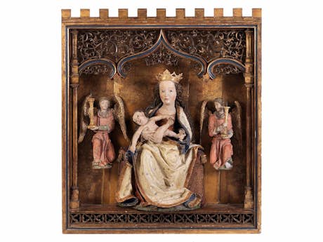 Bedeutende Schnitzfigur einer thronenden Madonna mit dem Kind und Engeln